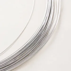 Macro detail van zilveren sieraden koperdraad voor DIY kralen en ambachtelijke projecten
