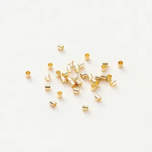 Gedetailleerd overzicht van kleine 14K vergulde koperen positioneringsbuisjes voor sieraden