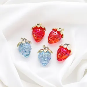 Schöne transparente rote und blaue Erdbeer-Charms mit Goldschlaufen für DIY-Schmuck