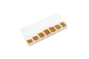 Detailopname van DIY sieradenset met gouden spacer kralen in een doos met 7 vakken