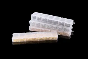 Detailweergave van afstandskralen in transparante plastic opbergdozen met 7 vakken