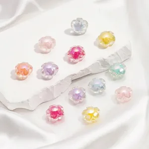Détail de perles de fleurs en acrylique irisées pour la fabrication de bijoux DIY et artisanat