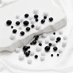 Détail en gros plan de perles acryliques facettées noir et blanc pour bijoux DIY