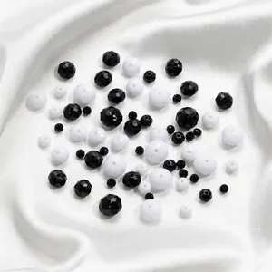 Vue détaillée de perles acryliques facettées noires et blanches pour bricolage