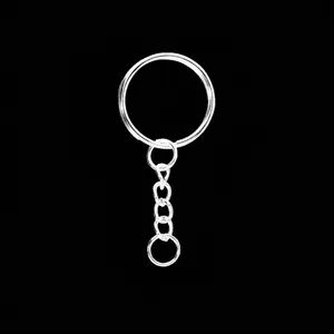 Nahaufnahme silberner Metallschlüsselring mit Kette und Spaltring für DIY-Schmuck