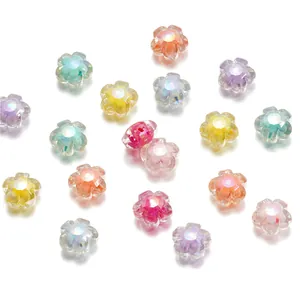 Vue détaillée de perles en acrylique irisées en forme de fleurs pour bijoux faits main