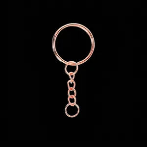 Nahaufnahme eines roségoldenen Schlüsselanhängers mit Kette für DIY-Zubehör