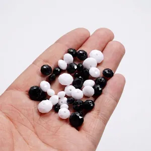 Vue détaillée de perles en acrylique facettées noires et blanches pour accessoires DIY
