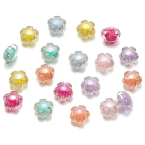 Gros plan de perles fleurs en acrylique colorées avec finition aurore pour DIY