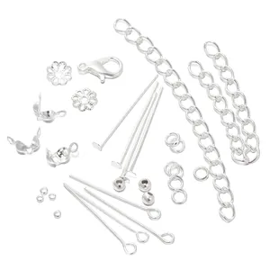 Gedetailleerde weergave van zilveren sieraden accessoires set met karabijnsluiting