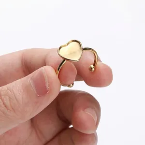 Primo piano della base per anello a cuore in acciaio inossidabile dorato per gioielli fai da te.