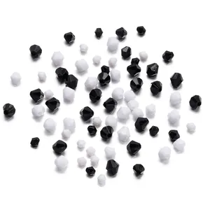 Detailansicht von facettierten schwarz-weißen Acrylperlen für DIY-Schmuckherstellung