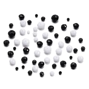 Vue détaillée de perles en acrylique à facettes noires et blanches pour le bricolage.