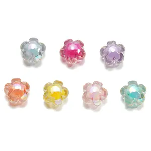 Perles fleurs en acrylique facettées irisées pour création bijoux DIY vue détail