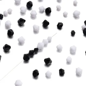 Nahaufnahme von facettierten schwarz-weißen Bicone-Acrylperlen für DIY-Schmuckherstellung