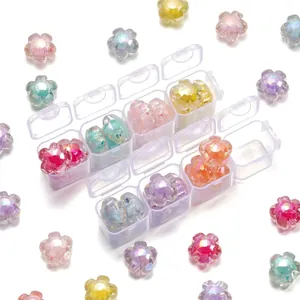 Gros plan de perles de fleurs irisées colorées dans une boîte de rangement pour DIY