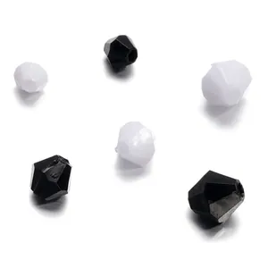 Nahaufnahme von schwarz-weißen facettierten Rautenperlen aus Acryl für DIY-Schmuck