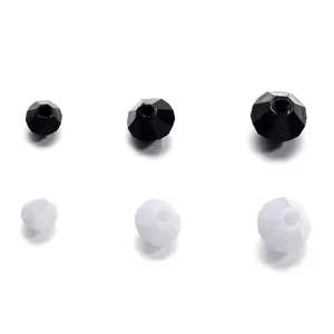 Nahaufnahme von schwarzen und weißen facettierten Acrylperlen in verschiedenen Größen.