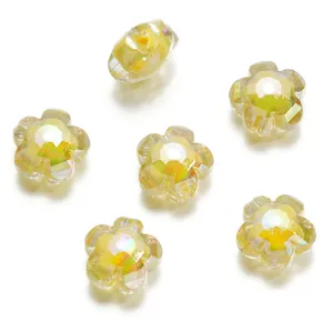 Vue détaillée de perles fleurs à cinq pétales en acrylique jaune irisé pour bijoux DIY