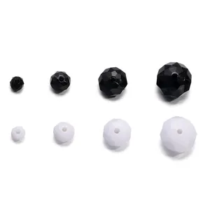 Détails des perles en acrylique facettées de différentes tailles, noir et blanc