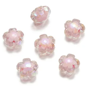 Vue macro de perles de fleurs en acrylique rose translucide avec revêtement AB iridescent