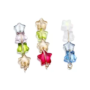 Detailansicht bunter Glasstern-Anhänger für DIY-Schmuckherstellung mit Schlaufen