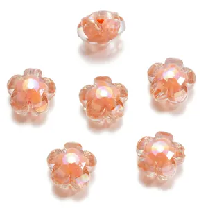 Gros plan détaillé sur des perles de fleurs à cinematic pétales en acrylique irisé pour bijoux