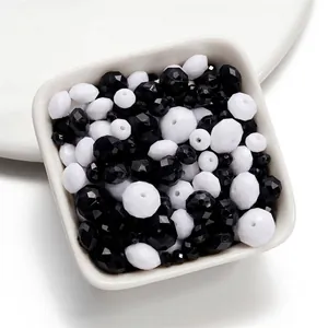 Gros plan de perles acryliques facettées noires et blanches pour bijoux faits main.