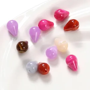 Gros plan de perles acryliques colorées en forme de goutte d'eau pour bijoux faits main