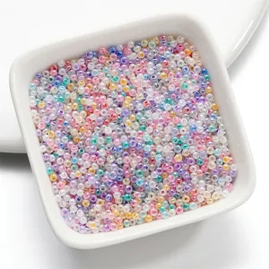 Primo piano di perline di vetro da 2mm colorate per la creazione di gioielli fai da te