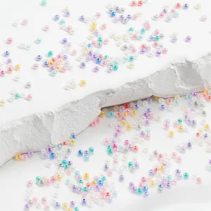 Primo piano di perline di vetro colorate da 2 mm con anima tinta per gioielli fai-da-te