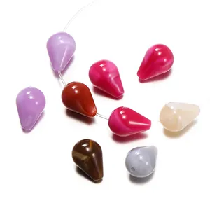 Vue macro de perles goutte en acrylique de couleurs variées pour la création de bijoux