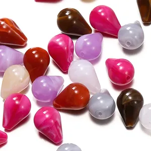 Gros plan de perles gouttes en acrylique colorées texture marbre pour la création de bijoux DIY