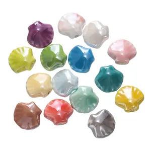 Macroweergave van kleurrijke 12x13,5 mm schelp keramische kralen voor DIY sieraden