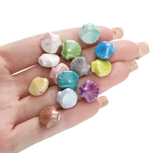 Detail van gekleurde schelpvormige keramische kralen voor het maken van DIY sieraden