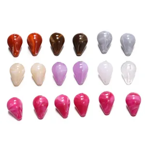 Vue détaillée de perles goutte d'eau en acrylique coloré avec texture marbrée pour bijoux.