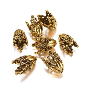 Detailansicht antiker goldener Blumenknospen-Perlenkappen für Schmuckherstellung.