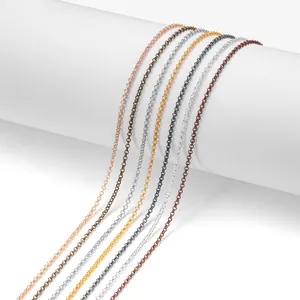 Détail des chaînes en métal colorées en forme de O pour création de bijoux DIY.