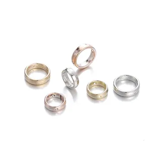 Gedetailleerde macro-opname van metalen cirkelvormige kralenframes voor sieraden