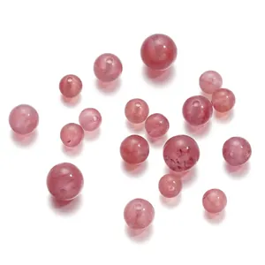 Nahaufnahme von natürlichen rosa Erdbeerquarz-Rundperlen für DIY-Schmuckherstellung