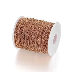 Détail macro d'une chaîne métallique rose gold à maillons O pour bijoux artisanaux