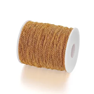 Vue détaillée d'un rouleau de chaîne croisée dorée en O pour la création de bijoux DIY.