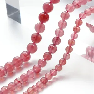 Detailansicht von 3A Erdbeerquarz-Perlen mit natürlicher Kristalltextur und Rosa-Ton.