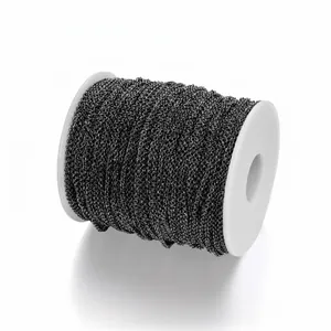 Détail macro d'une chaîne croisée à maillons O en métal noir pour bijoux DIY