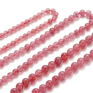 Detailansicht von natürlichen rosa Erdbeerkristall-Rundperlen für DIY-Schmuck