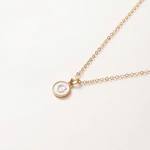 Minimalistische Goldkette mit weißem Emaille-Rundanhänger und dem Buchstaben G