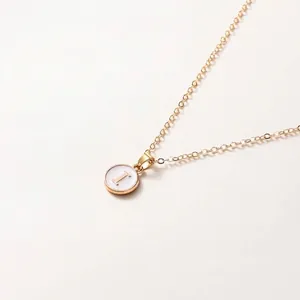 Minimalistische goldfarbene 52cm Halskette mit rundem weißem Anhänger und Buchstabe L