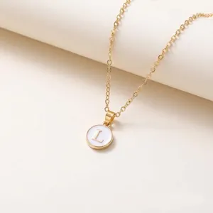 Elegante goldene Halskette mit einem weißen runden Anhänger mit dem Buchstaben L
