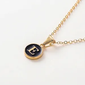 Elegante vergoldete Halskette mit einem runden schwarzen Emaille Buchstaben E Anhänger