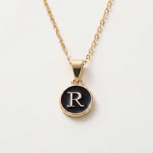 Elegante minimalistische Goldkette mit schwarzem Emaille-Rundanhänger und Buchstabe R